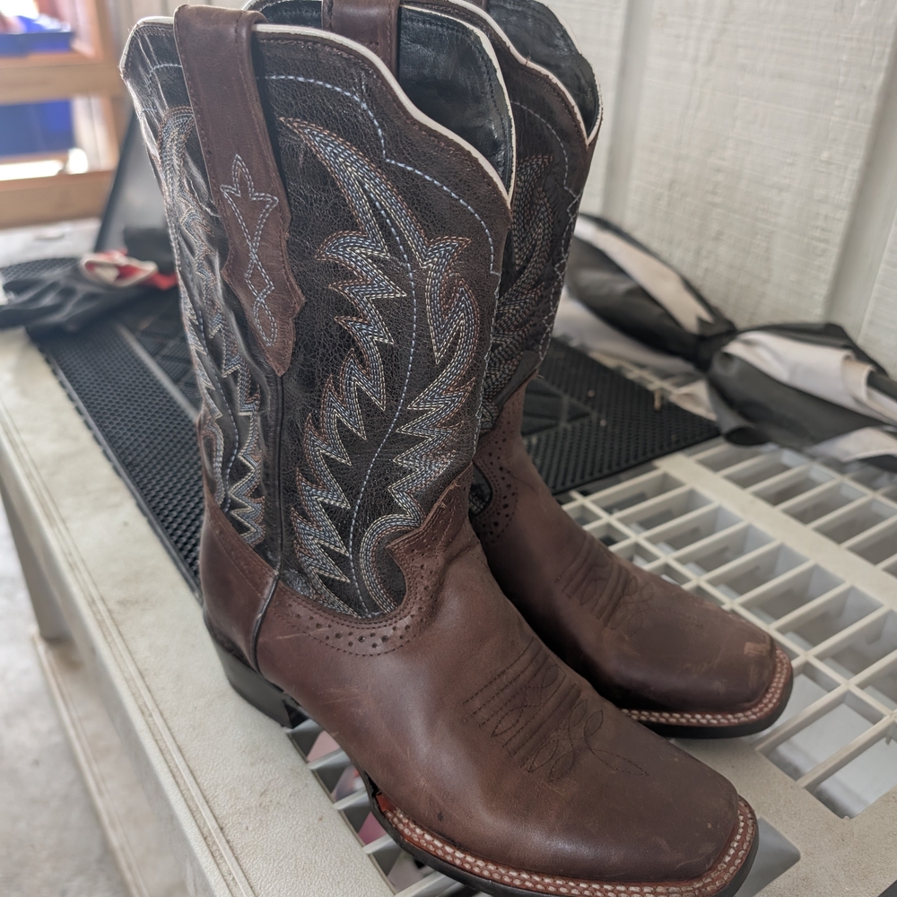 Two-Tone Western Cowboy Boots with Decorative Stitching